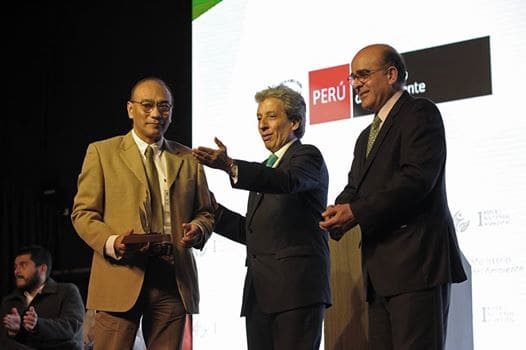 El Ministro del Ambiente, Manuel Pulgar Vidal (centro), le entrega el premio a Fidel Torres (izquierda). Los acompaña Mariano Castro (derecha), Viceministro de Gestión Ambiental. Foto: Raúl García Pereira