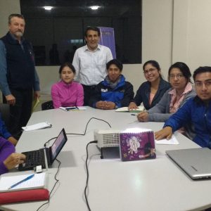 Jóvenes egresados de la Unasam, quienes desarrollan pasantías en el Instituto de Montaña participan de la implementación del Sistema Integral de Automatización de Bibliotecas en temas de glaciares y ecosistemas de montaña